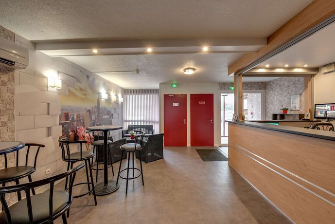 Imagen de los interiores del Hotel Confort H&ocirc;tel Thouars. Foto 14