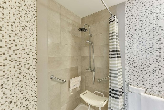 Imagen de la habitación del Hotel Confort H&ocirc;tel Thouars. Foto 10