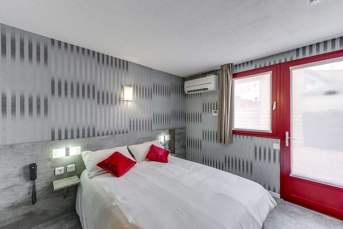 Imagen de la habitación del Hotel Confort H&ocirc;tel Thouars. Foto 11