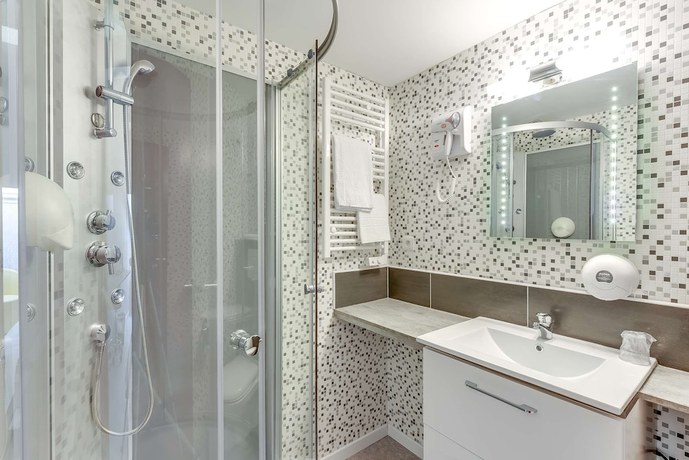 Imagen de la habitación del Hotel Confort H&ocirc;tel Thouars. Foto 12