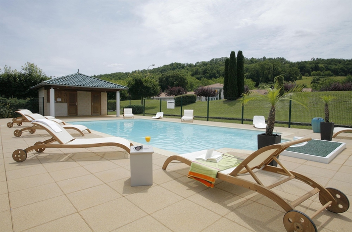Imagen de la piscina del Hotel Confort Le Moulin Rouge. Foto 8