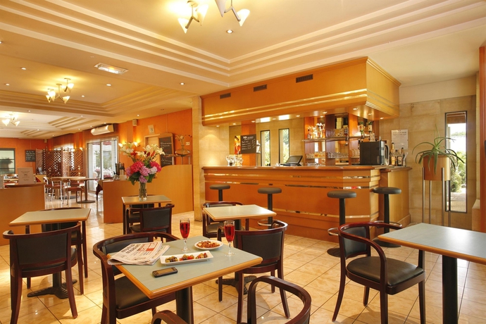 Imagen del bar/restaurante del Hotel Confort Le Moulin Rouge. Foto 6