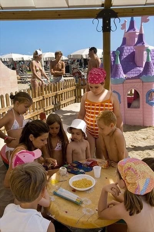 Imagen de los exteriores del Hotel Confort, Rimini. Foto 17