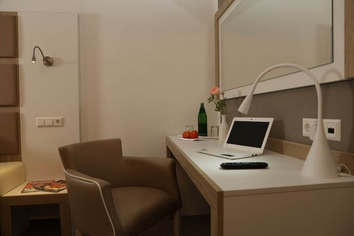 Imagen de la habitación del Hotel Confour. Foto 9
