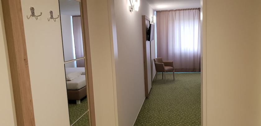 Imagen de la habitación del Hotel Confour. Foto 13