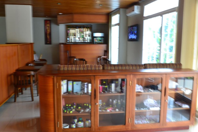 Imagen del bar/restaurante del Hotel Congress, Yaound&eacute;. Foto 3