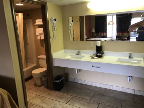 Imagen de la habitación del Hotel Conner Hill Motor Lodge. Foto 3