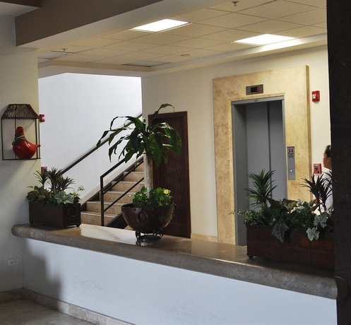 Imagen de los interiores del Hotel Conquistador Inn By Us Consulate. Foto 10