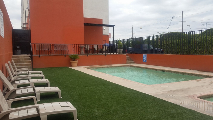 Imagen de la piscina del Hotel Conquistador Inn By Us Consulate. Foto 15