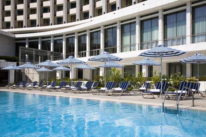 Imagen de la piscina del Hotel Conrad Athens The Ilisian. Foto 16