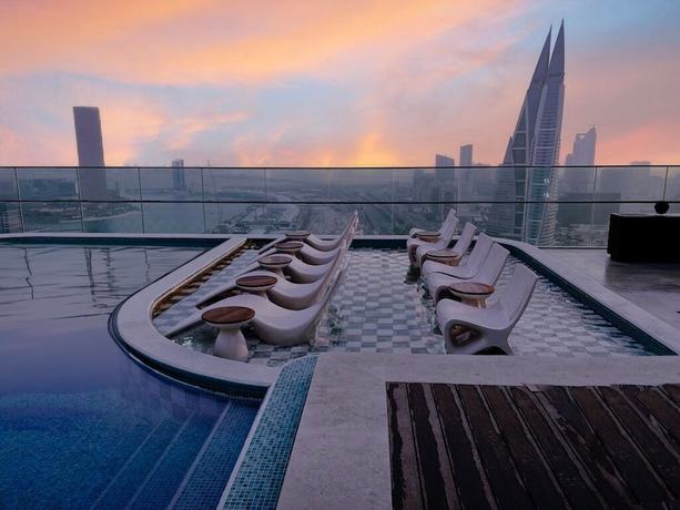 Imagen de la piscina del Hotel Conrad Bahrain Financial Harbour. Foto 19