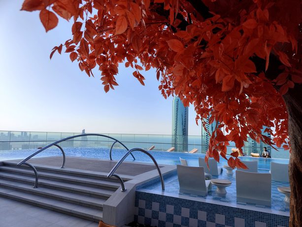 Imagen de la piscina del Hotel Conrad Bahrain Financial Harbour. Foto 20