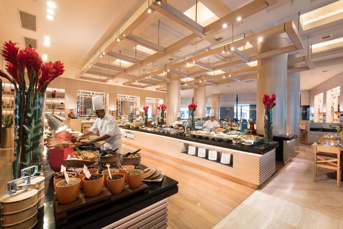 Imagen del bar/restaurante del Hotel Conrad Centennial Singapore. Foto 4