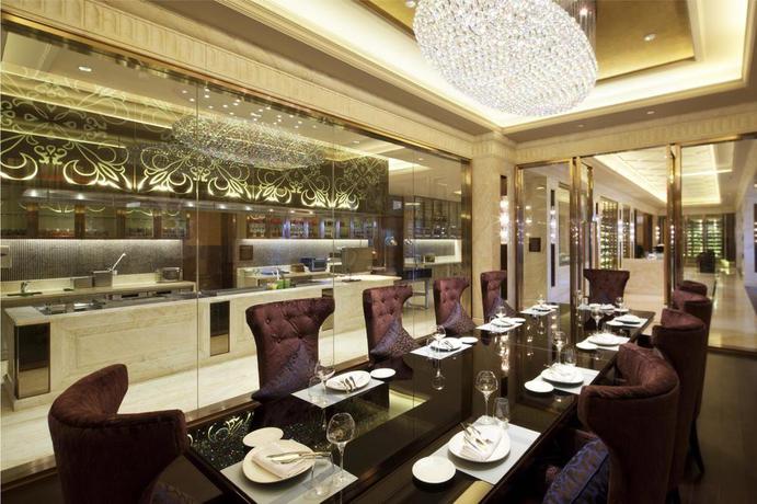 Imagen del bar/restaurante del Hotel Conrad Dalian. Foto 2