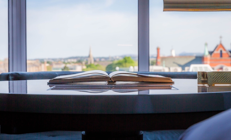 Imagen de la habitación del Hotel Conrad Dublin. Foto 9