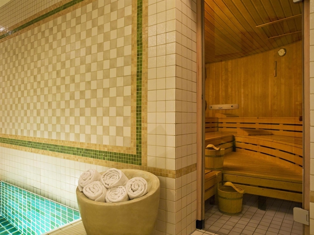 Imagen de la piscina del Hotel Conrad Hamburg. Foto 16