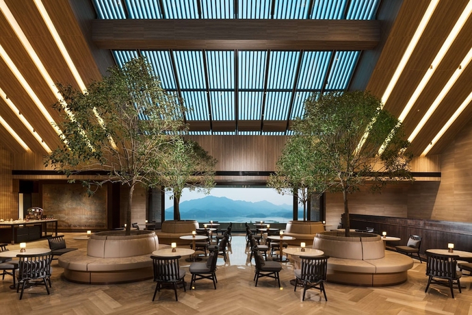 Imagen de los interiores del Hotel Conrad Hangzhou Tonglu. Foto 17