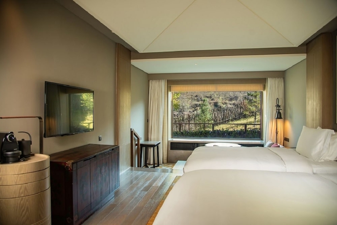 Imagen de la habitación del Hotel Conrad Jiuzhaigou. Foto 11