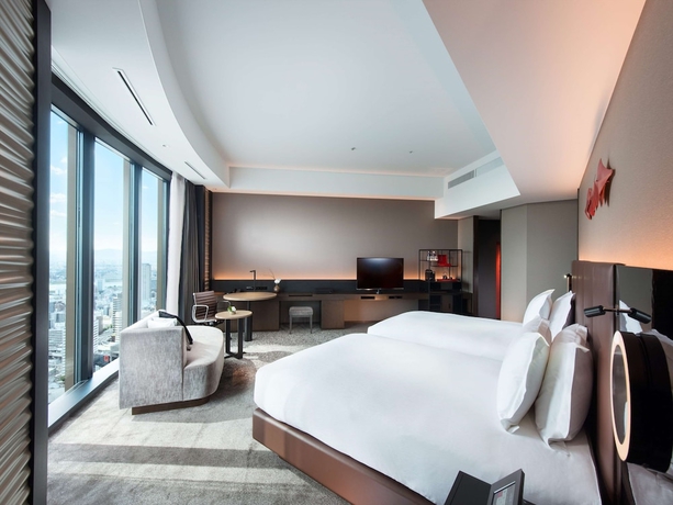 Imagen de la habitación del Hotel Conrad Osaka. Foto 14