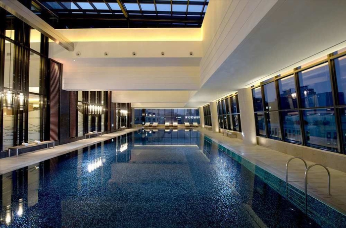 Imagen de la piscina del Hotel Conrad Seoul. Foto 15