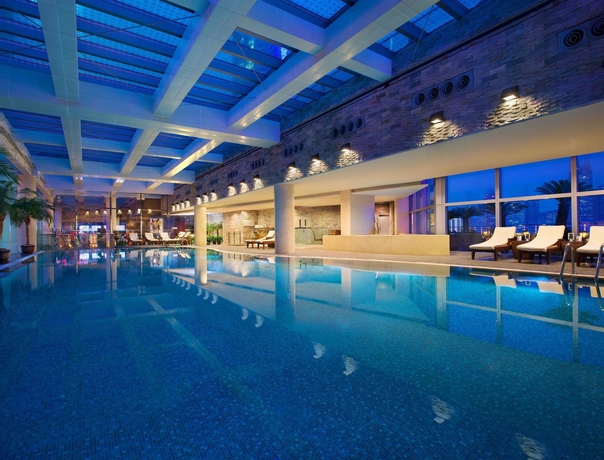 Imagen de la piscina del Hotel Conrad Shanghai. Foto 16