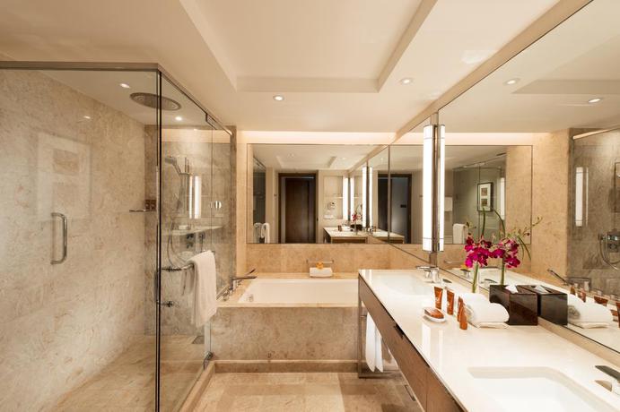 Imagen de la habitación del Hotel Conrad Singapore Marina Bay. Foto 8