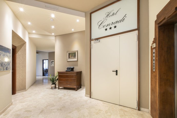 Imagen de los interiores del Hotel Conradi. Foto 19