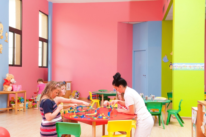 Imagen de los interiores del Hotel Constantinou Bros Athena Beach. Foto 12