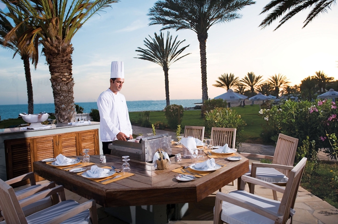 Imagen del bar/restaurante del Hotel Constantinou Bros Athena Beach. Foto 2