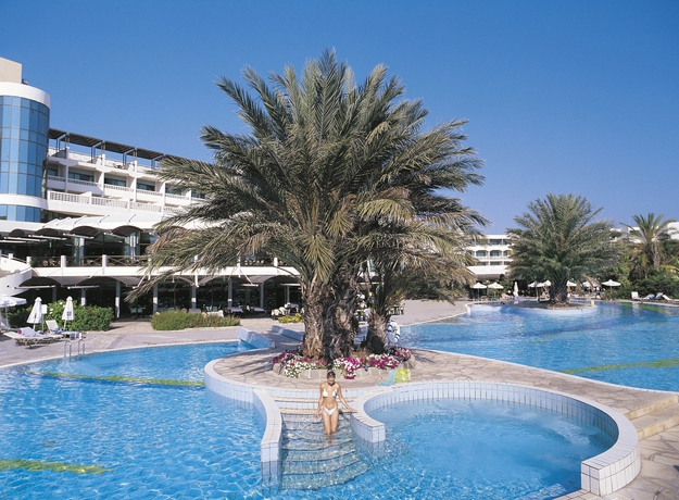Imagen de la piscina del Hotel Constantinou Bros Athena Beach. Foto 14