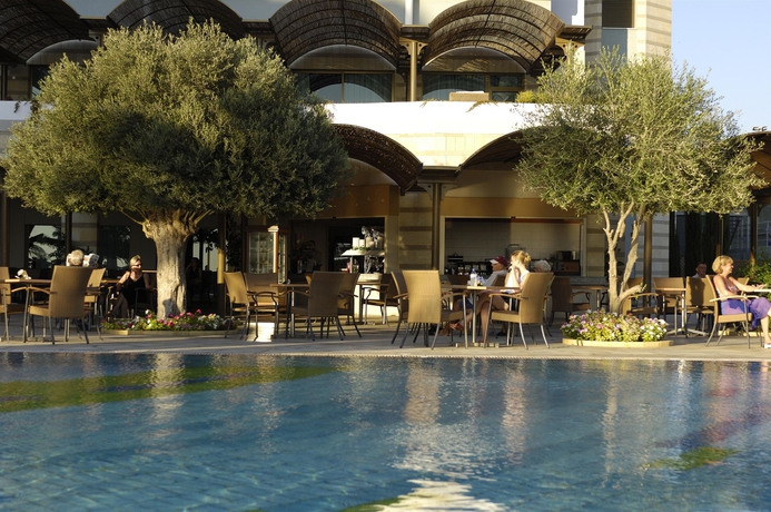 Imagen del bar/restaurante del Hotel Constantinou Bros Athena Royal Beach. Foto 3