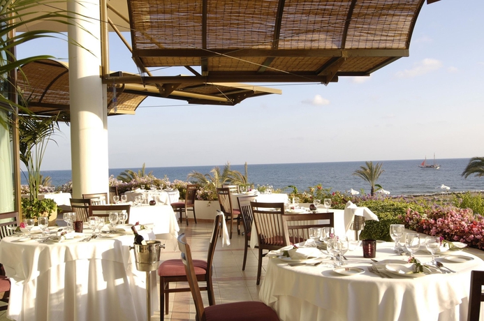 Imagen del bar/restaurante del Hotel Constantinou Bros Athena Royal Beach. Foto 4