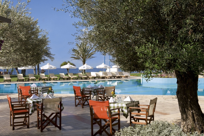 Imagen del bar/restaurante del Hotel Constantinou Bros Athena Royal Beach. Foto 5