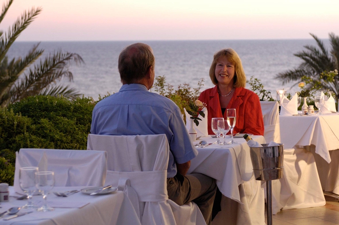 Imagen del bar/restaurante del Hotel Constantinou Bros Athena Royal Beach. Foto 6