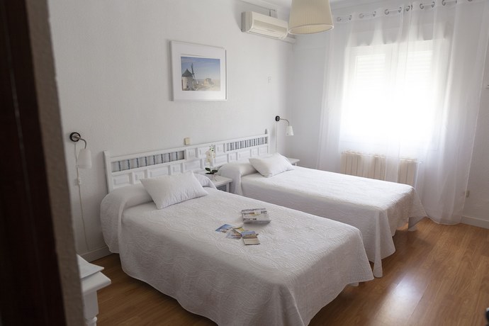 Imagen de la habitación del Hotel Consuegra. Foto 15