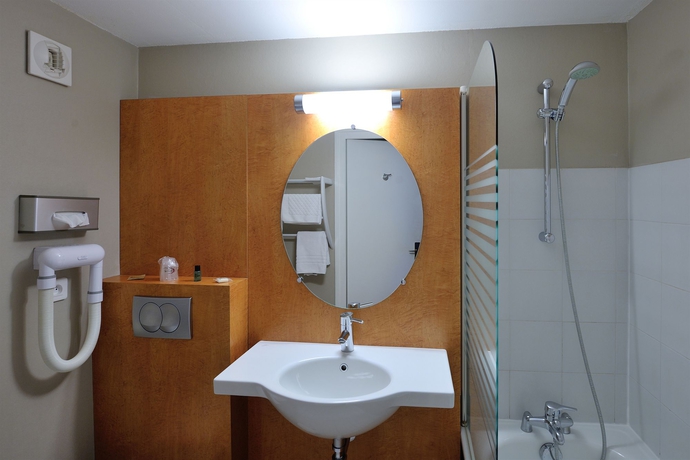Imagen de la habitación del Hotel Contact Du Parc. Foto 4