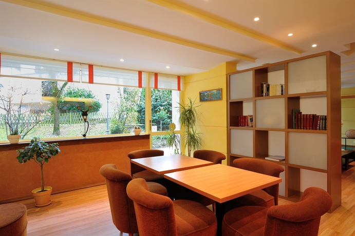 Imagen de los interiores del Hotel Contact Du Parc. Foto 8