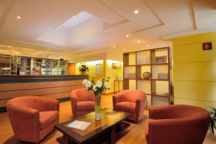 Imagen de los interiores del Hotel Contact Du Parc. Foto 9