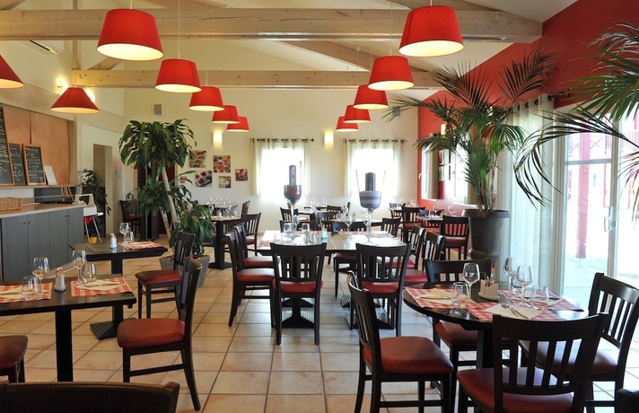 Imagen del bar/restaurante del Hotel Contact Fontenay-le-comte. Foto 10