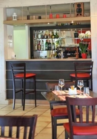 Imagen del bar/restaurante del Hotel Contact Fontenay-le-comte. Foto 11