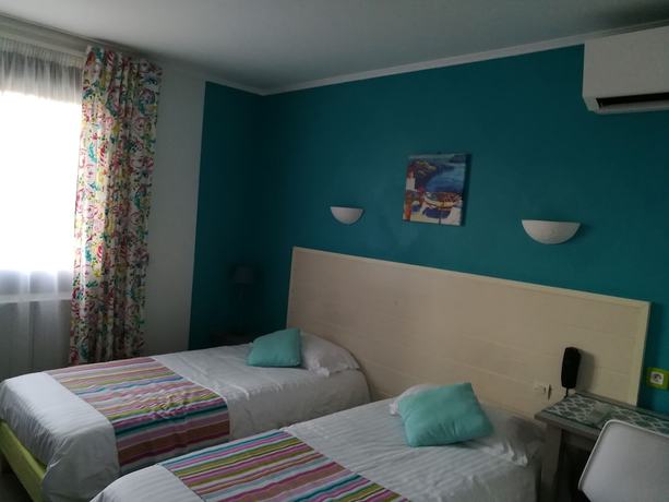 Imagen de la habitación del Hotel Contact H&ocirc;tel du Relais Thouars. Foto 3