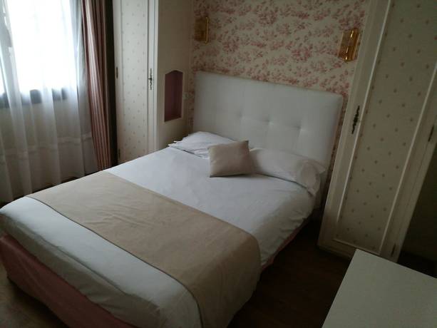 Imagen de la habitación del Hotel Contact H&ocirc;tel du Relais Thouars. Foto 7