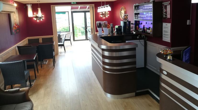 Imagen de los interiores del Hotel Contact H&ocirc;tel du Relais Thouars. Foto 17