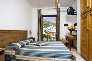 Imagen de la habitación del Hotel Conte S. Angelo Bay. Foto 2