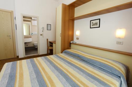 Imagen de la habitación del Hotel Conti, Torre pedrera. Foto 7