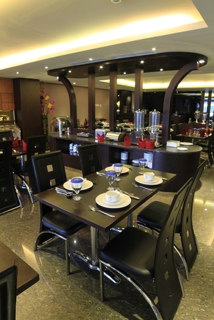 Imagen del bar/restaurante del Hotel Continent Centrepoint Panakkukang. Foto 2