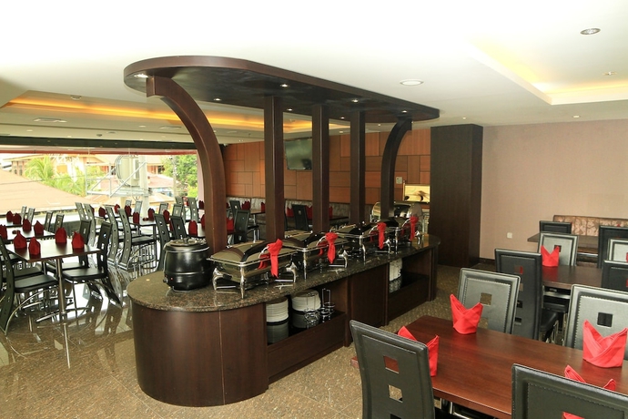 Imagen del bar/restaurante del Hotel Continent Centrepoint Panakkukang. Foto 3