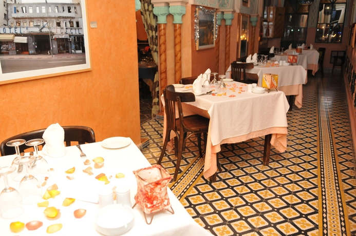 Imagen del bar/restaurante del Hotel Continental, Dar Barroud. Foto 7