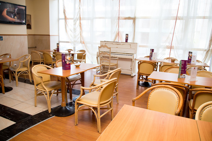 Imagen del bar/restaurante del Hotel Continental Forum Constanta. Foto 5