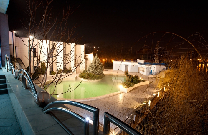 Imagen de la piscina del Hotel Continental Forum Oradea. Foto 15